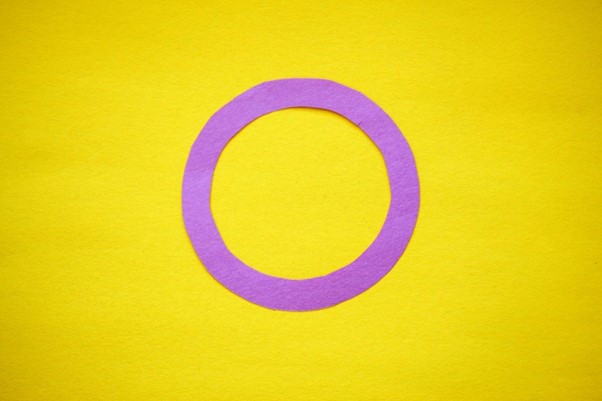 노란색 바탕에 보라색 원이 그려있다. 간성 상징.